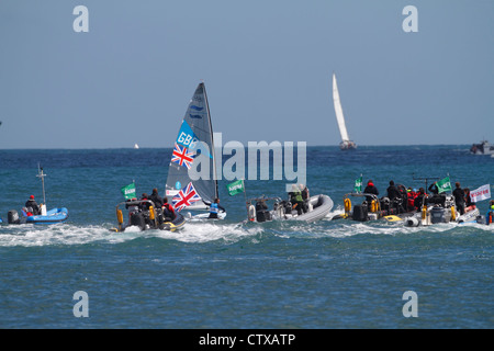 Ben Ainslie festeggia dopo aver vinto l'oro nella classe Finn a le Olimpiadi del 2012. Foto Stock