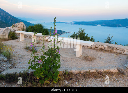 Vista dalla zona di osservazione sul tramonto sul mare e le isole croate Foto Stock