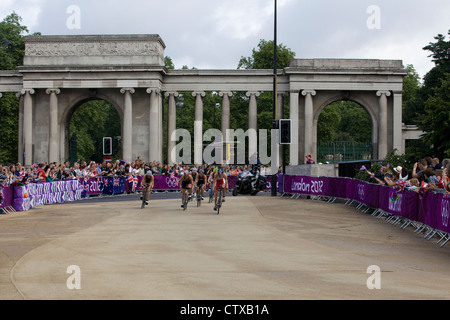 Londra 2012 donna Triathlon evento olimpico Foto Stock