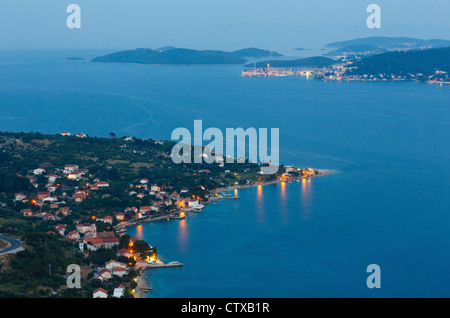 Night Summer croato della penisola di Sabbioncello (Viganj, Croazia) costa e villaggio di Korcula e isola nel lontano. Foto Stock