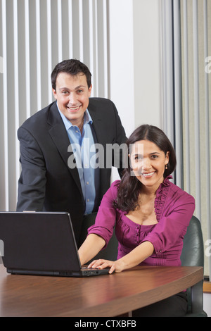 Ritratto di imprenditore e imprenditrice al computer Foto Stock