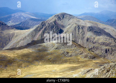 Grande timpano con Lingmell in primo piano, visto dal Scafell Pike gamma Foto Stock