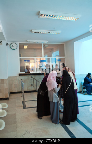 Treno ufficio di prenotazione con la gente locale a Sousse, Tunisia. Le donne nei tradizionali abiti islamici acquisto biglietti Foto Stock