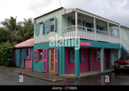 Gli edifici colorati dare Road Town un carattere felice Foto Stock