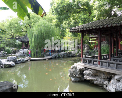 Vista di un grande stagno in il Giardino di Yuyuan Shanghai in Cina Foto Stock