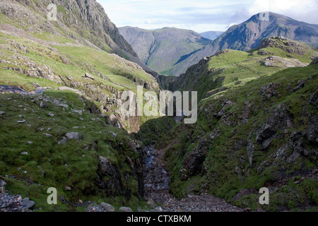 Piers Gill, un anfratto roccioso su Lingmell, superato da Walkers sul percorso di corridoi fino Scafell Pike Foto Stock