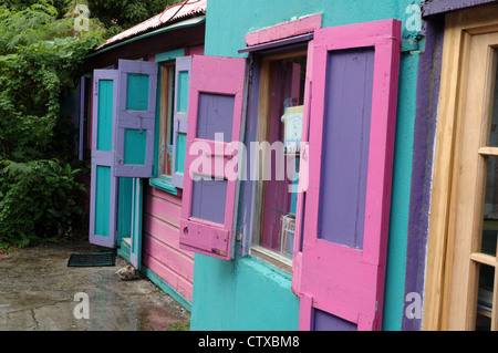 Edifici colorati donano a Road Town di Tortola un carattere felice Foto Stock