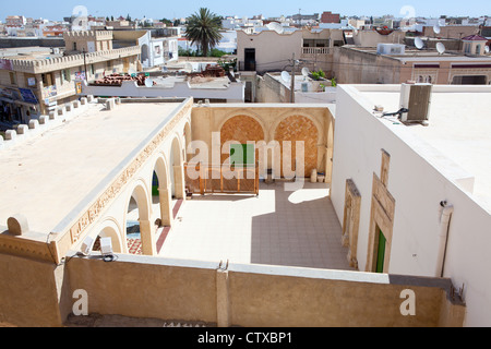 Apertura interna cortile di arabo moschea tunisino nella piccola cittadina di circa nel maggio 2012 in Tunisia. Foto Stock