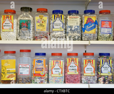 Vasi di dolci tradizionali su un ripiano in un mercato in stallo in Carmarthen, Galles, Gran Bretagna Foto Stock