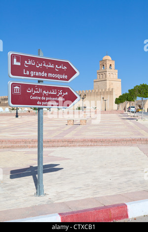 Indicazioni in lingua araba e francese, alla Grande Moschea di Kairouan, Tunisia Foto Stock