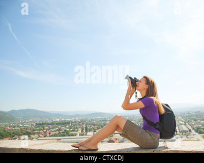 Signora giovane fotografo riprese all'aperto Foto Stock