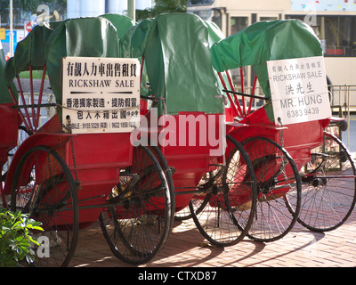 Vista di una linea di risciò in vendita a Hong Kong Foto Stock