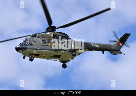 Aerospatiale TH89 Super Puma operati da Swiss Air Force sulla rotta di avvicinamento per l'atterraggio a RAF Fairford Foto Stock