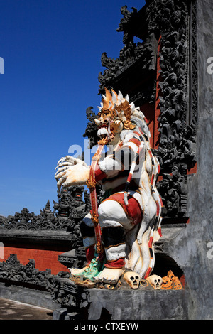 Statua in pietra all'ingresso del tempio di pura Dalem a Dencarik, situato tra Lovina e Singaraja, nel nord di Bali. Indonesia Foto Stock