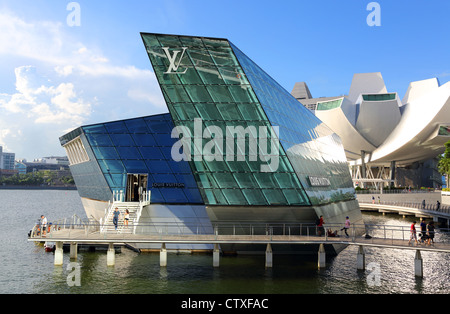 Louis Vuitton isola negozio di lusso a Marina Bay Sands complesso per lo shopping in Singapore. Foto Stock