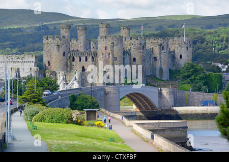 Castello medievale di Conwy, sito patrimonio dell'umanità dell'UNESCO, con un moderno ponte stradale che attraversa la campagna collinare del fiume Conwy, Galles del Nord, Regno Unito Foto Stock