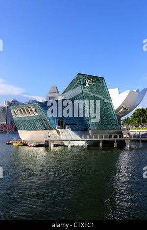 Louis Vuitton isola negozio di lusso a Marina Bay Sands complesso per lo shopping in Singapore. Foto Stock