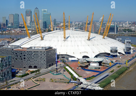 Vista aerea O2 Arena dome London 2012 Venue olimpiche sulla penisola di Greenwich con Canary Wharf banking skyline al di là Foto Stock