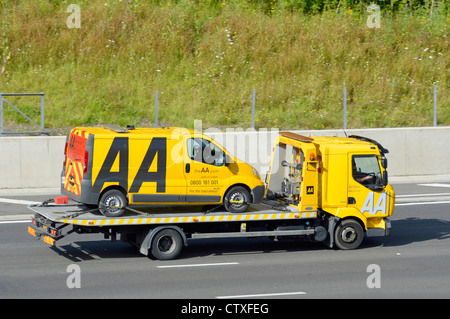 Associazione Automobilistica nome commerciale di AA ripartizione servizi di salvataggio autocarro autocarro caricato con una AA van percorrendo l autostrada M25, Essex England Regno Unito Foto Stock