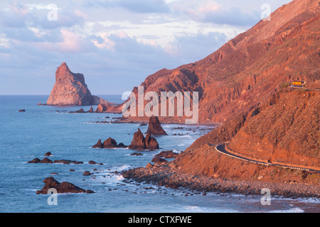 Roques de Anaga al tramonto dalla Benijo vicino Taganana in El Parque Rural de Aanga su Tenerife nelle isole Canarie. Foto Stock