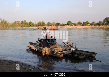 Lao traghetto in legno barca con moto e due passeggeri sul fiume Mekong Don Khong Island Laos Foto Stock