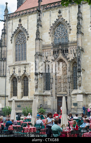 Busy street cafe a Lambertikirche nel centro di Munster Germania Foto Stock