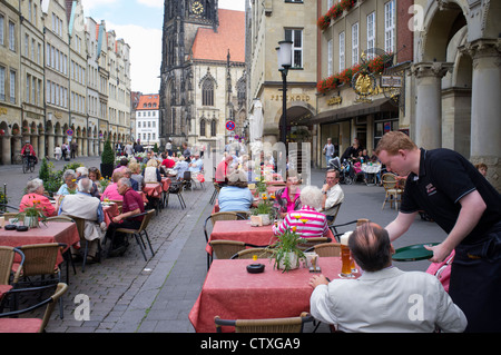 Busy street cafe sul Prinzipalmarkt nel centro di Munster Germania Foto Stock