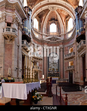 Transetto nord della Basilica della Mafra Palace e convento in Portogallo. Architettura Barocca. I religiosi francescani ordine. Foto Stock