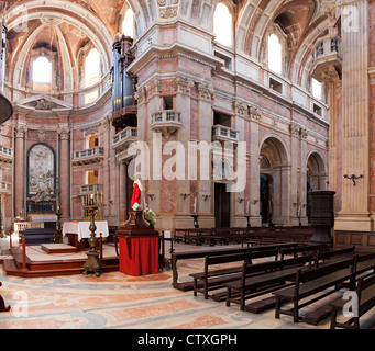 La navata e transetto sud della Basilica della Mafra Palace e convento in Portogallo. Architettura Barocca. Foto Stock