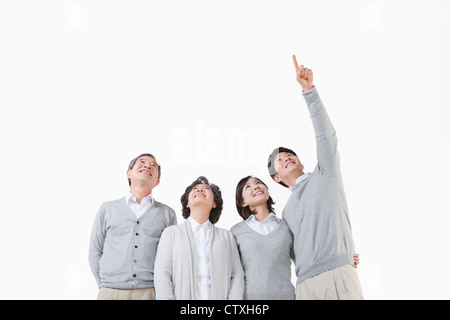 Una grande famiglia guardando al cielo Foto Stock