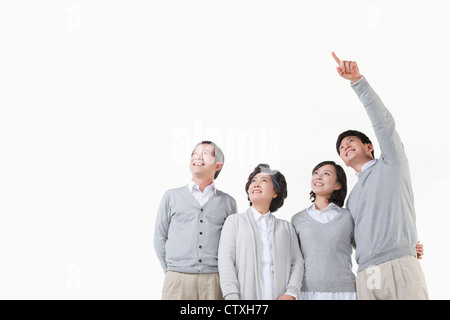 Una grande famiglia guardando al cielo Foto Stock