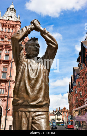 Brian Clough OBE, una statua in bronzo dello scultore Les Johnson in Nottingham City Centre Regno Unito Foto Stock