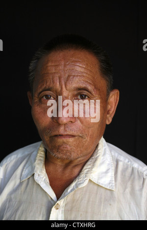 L'uomo la libertà di occupazione cinese invasione invecchiato soldi Foto Stock