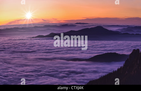 Paesaggio rumeno nei Carpazi con mystic sea cloud Foto Stock