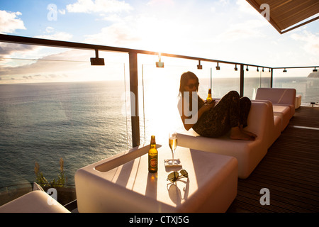 Donna sul balcone al tramonto Madeira Portogallo Foto Stock