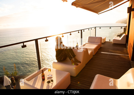 Donna sul balcone al tramonto Madeira Portogallo Foto Stock