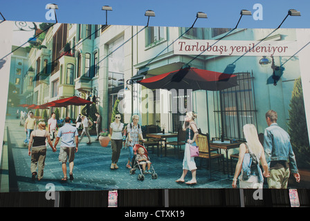 Poster gigante sul bordo del ben presto sarà gentrified Tarlabasi quartiere di Istanbul visualizza i nuovi residenti come sospettoso bionda. Foto Stock