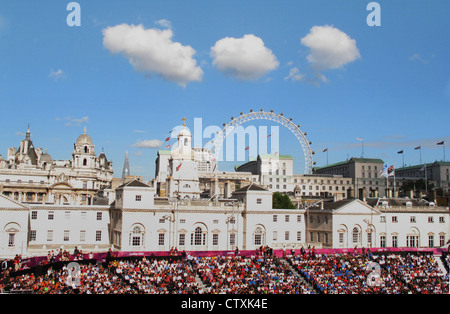 Beach volley presso la sfilata delle Guardie a Cavallo, Whitehall, Londra durante il trentesimo Giochi Olimpici con lo skyline di Londra Foto Stock