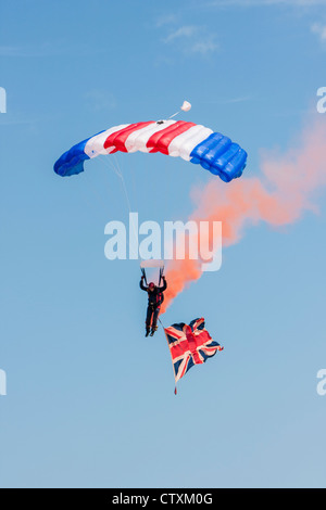 Un membro della RAF Falcons team display a Sunderland Airshow di Foto Stock