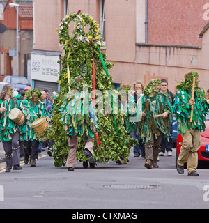 I partecipanti a un Jack in the Green parade di Bristol. Il medievale marcatura personalizzata l insorgenza di estate rilanciato recentemente Foto Stock