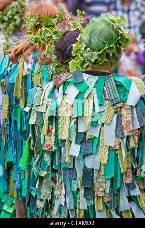 I partecipanti a un Jack in the Green parade di Bristol. Il medievale marcatura personalizzata l insorgenza di estate rilanciato recentemente Foto Stock