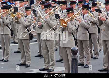 Un militare francese fascia giocare durante celebrazioni per il giorno della Bastiglia a Lille Foto Stock