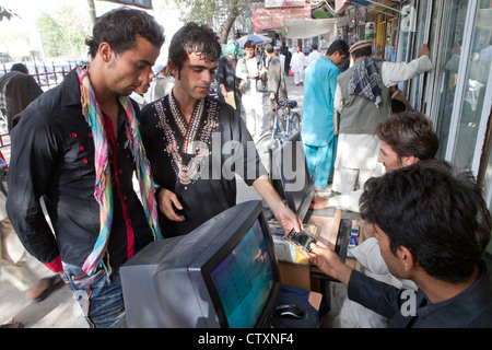 La musica e i filmati dei venditori in Kunduz, Afghanistan Foto Stock