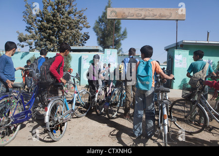 A scuola i bambini che vanno a scuola a Kunduz, Afghanistan Foto Stock