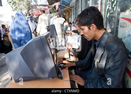 La musica e i filmati dei venditori in Kunduz, Afghanistan Foto Stock