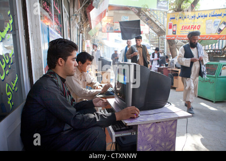 La musica e i filmati dei venditori in Kunduz, Afghanistan Foto Stock