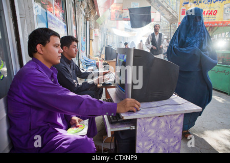 La musica e i filmati dei venditori in Kunduz, Afghanistan Foto Stock