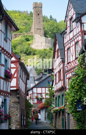 Vecchio semi-case con travi di legno nel villaggio storico di Monreal nella regione Eifel della Renania Palatinato Germania Foto Stock