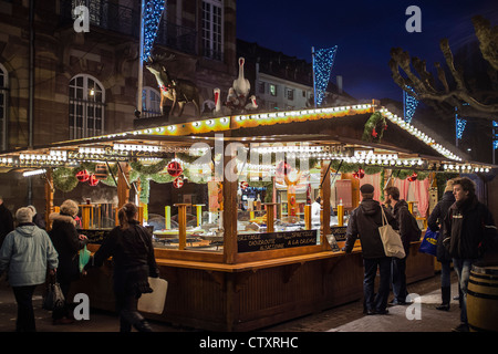 Pressione di stallo di cibo, 'Christkindelsmärik " mercato di Natale, Strasburgo, Alsazia, Francia Foto Stock