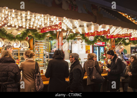 Pressione di stallo di cibo, 'Christkindelsmärik " mercato di Natale, Strasburgo, Alsazia, Francia Foto Stock